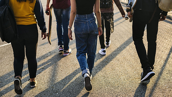 © Rawpixel -istock.com Gruppe junger Menschen von hinten