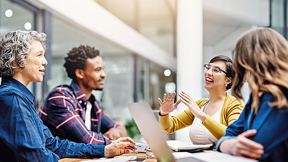 © PeopleImages- istock.com Gruppe von Menschen unterschiedlicher Nationalitäten bei Arbeit in Kleingruppe