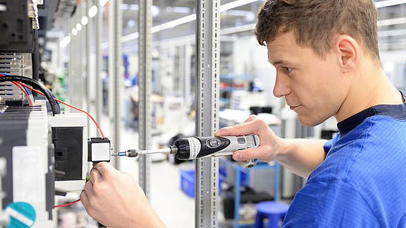 © industryview – istock.com Mann in Industriehalle mit Werkzeug