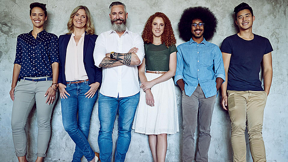 © PeopleImages – istock.com Divers aussehende Personen stehen in einer Reihe