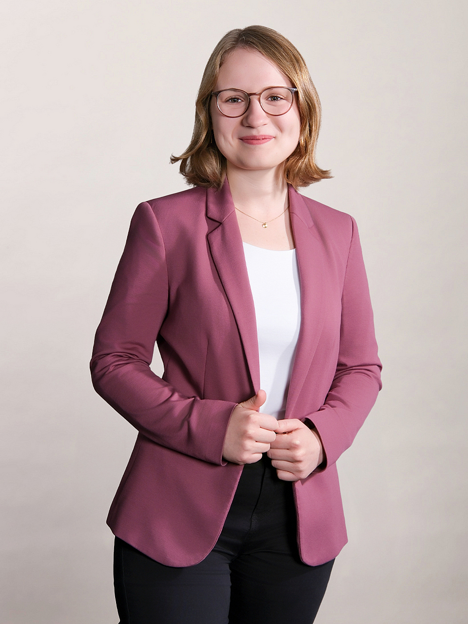 © KOFA Junge Frau lächelt in Kamera