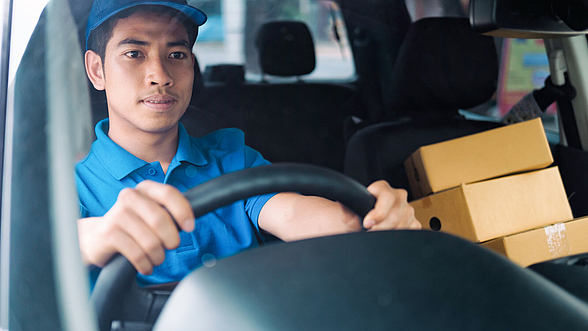 © ijeab – istock.com Paketfahrer in Auto