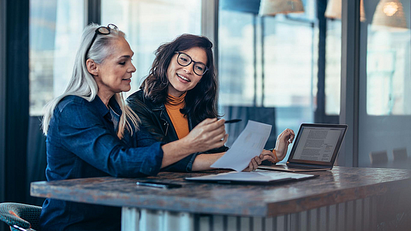 © jacoblund – istock.com Zwei Frauen im Gespräch
