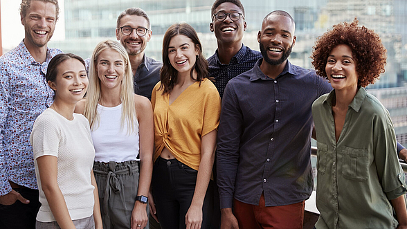 © monkeybusinessimages – istock.com Eine Gruppe Menschen mit unterschiedlicher Hautfarbe