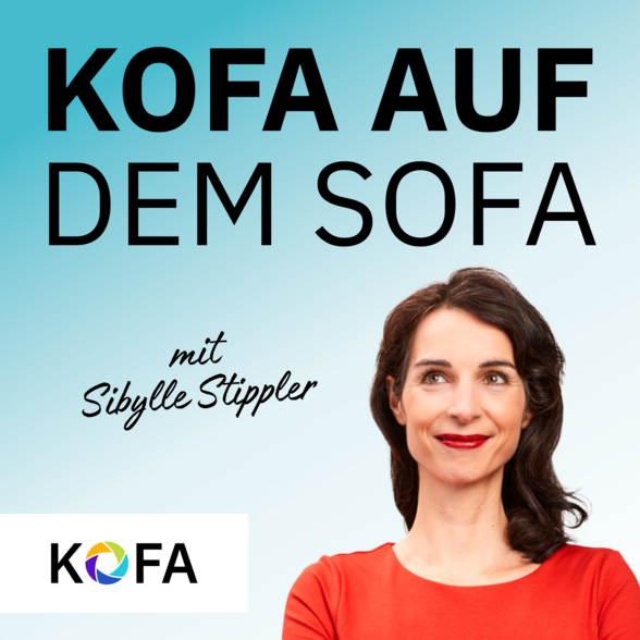(c) KOFA Frau im roten Kleid guckt zur Seite auf blauen Hintergrund.