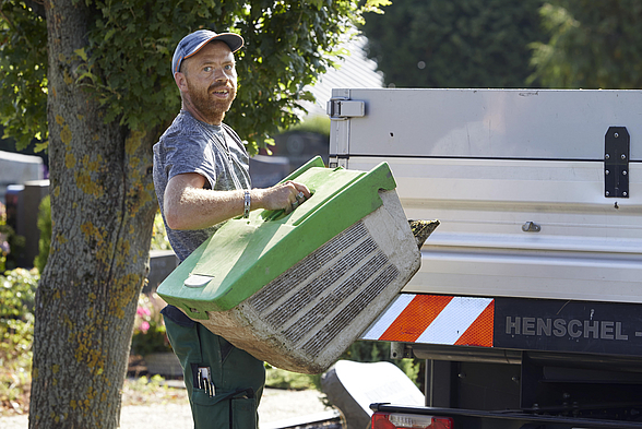 Eine Person arbeitet im Garten- und Landschaftsbau