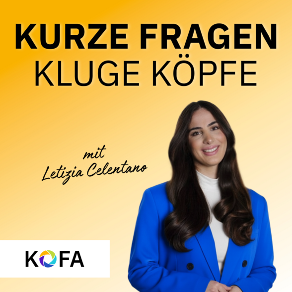 (c)KOFA Frau mit blauen Blazer und weißem T-Shirt auf orangem Hintergrund
