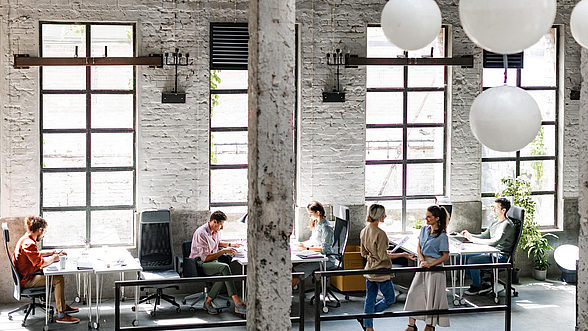 © FreshSplash – istock.com  Bürosituation, Menschen unterhalten sich